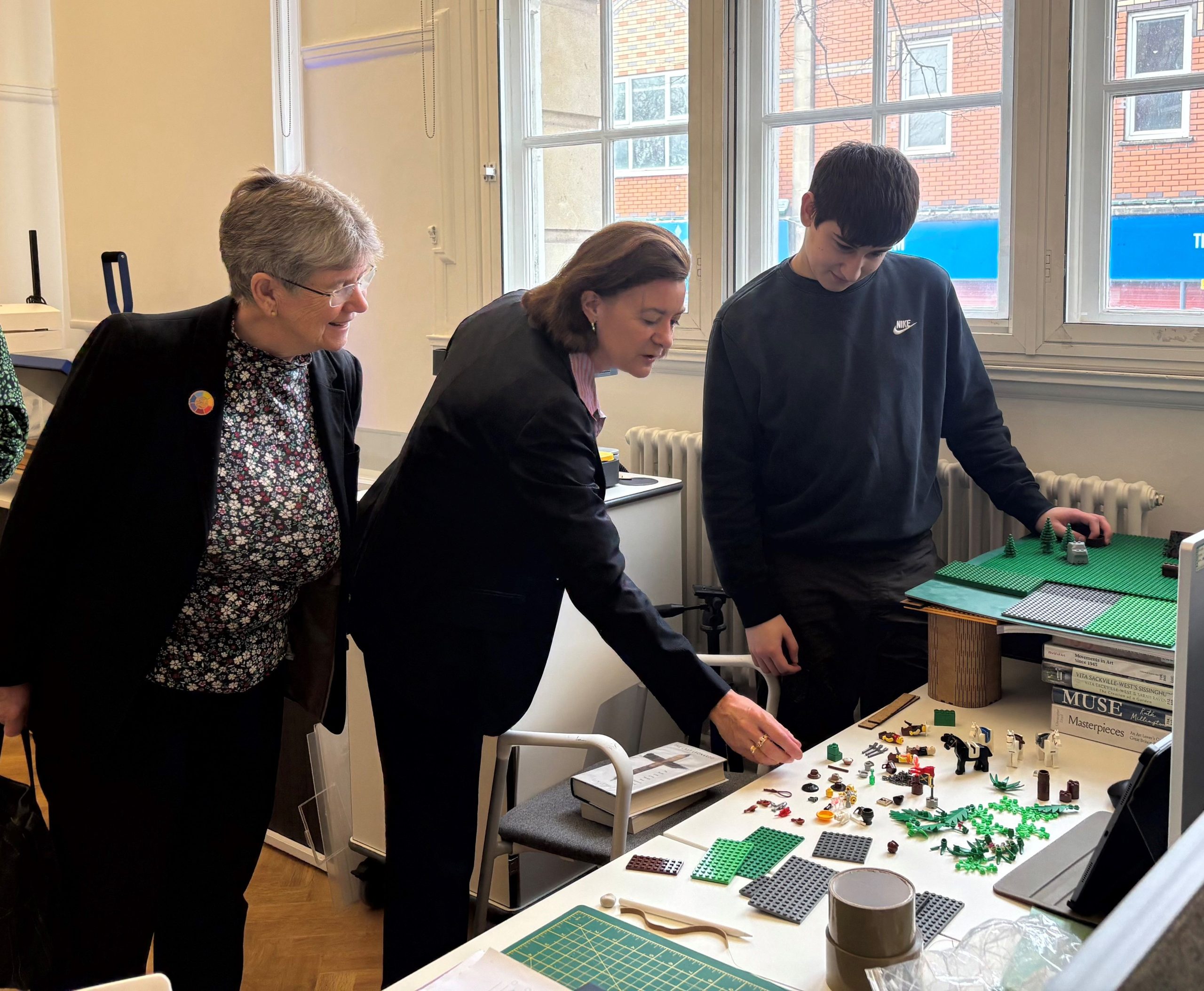First Minister visits Barry Library Makerspace